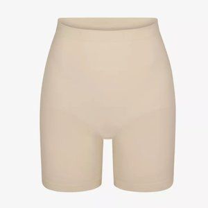 Skims S/M SEAMLESS SCULPT MID THIGH SHORT SAND SIZE S
